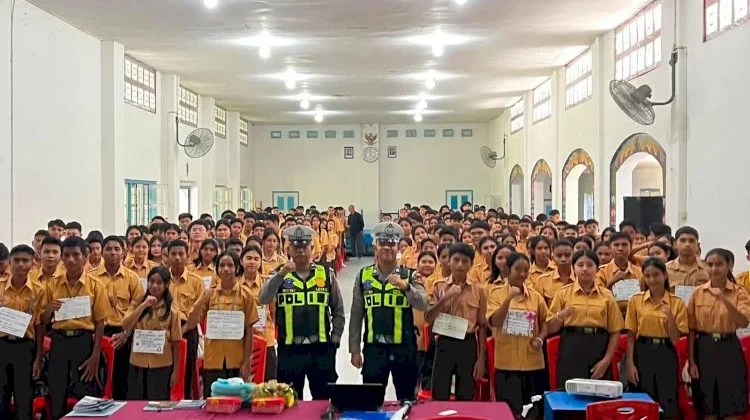 Sat Lantas Polres Sumba Timur Edukasi Tertib Berlalu Lintas kepada Pelajar