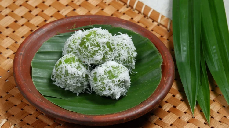 Si Bulat Hijau dengan Ledakan Gula Merah di Dalamnya