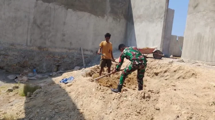 Babinsa Waingapu Dampingi Pembangunan Koperasi Merah Putih di Watumbaka
