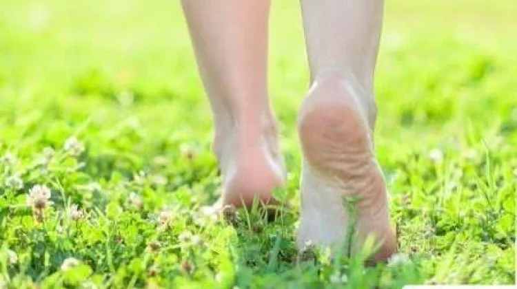 Apakah Jalan Tanpa Alas Kaki Bagus untuk Tulang Belakang?