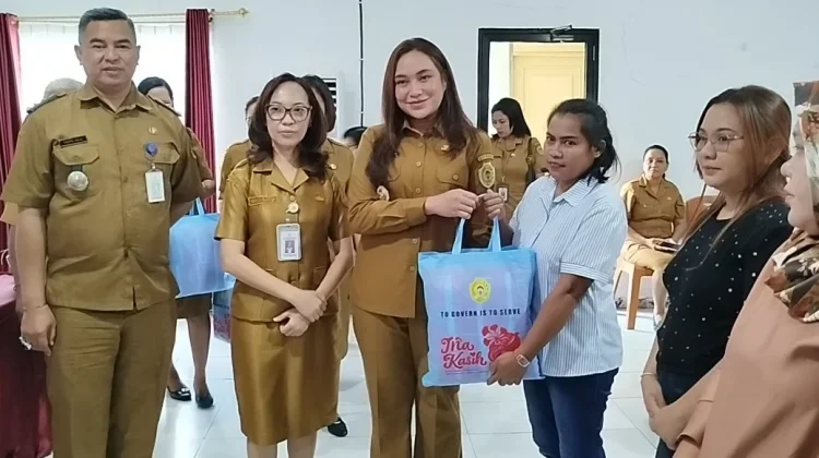 Pemkot Kupang Salurkan Bantuan Pembalut Perempuan Prasejahtera