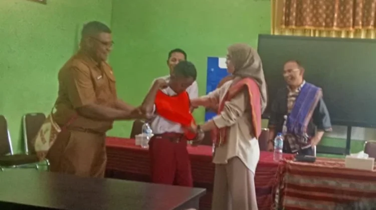 SD Inpres Naimata Terima Bantuan Peralatan Olahraga dari Komdigi