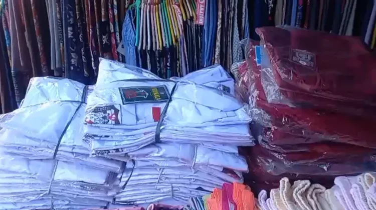 Belanja Online Gerus Penjualan Seragam Sekolah di Pasar Oeba