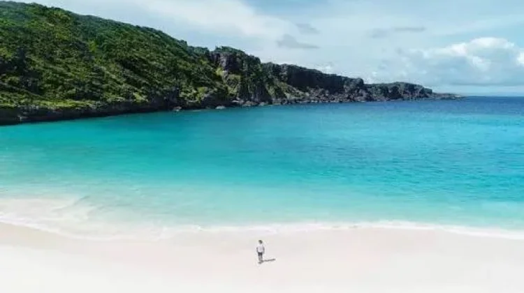 Pantai Laviti Tawarkan Panorama Laut Menawan