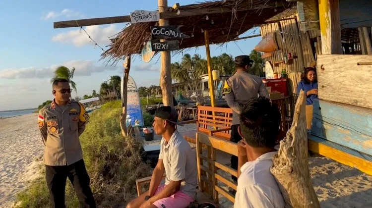 Jaga Keamanan Kawasan Wisata, Polsek Rote Barat Rutin Patroli di Pantai Nemberala