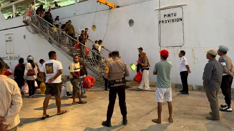 Polsek Lobalain Amankan Aktivitas Penumpang KM Lawit di Pelabuhan Ba’a