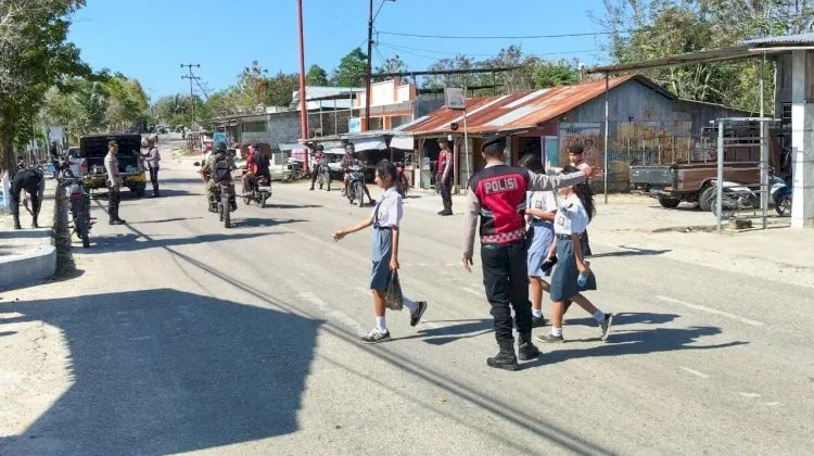 Sat Samapta Polres Rote Ndao Perkuat Pengamanan Lalu Lintas di Area Sekolah