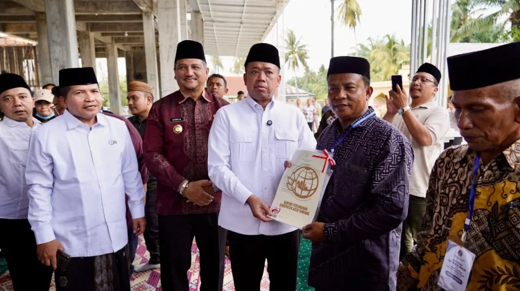 Menteri Nusron Serahkan Sertipikat Wakaf dan Bantuan Masjid Aceh Tamiang