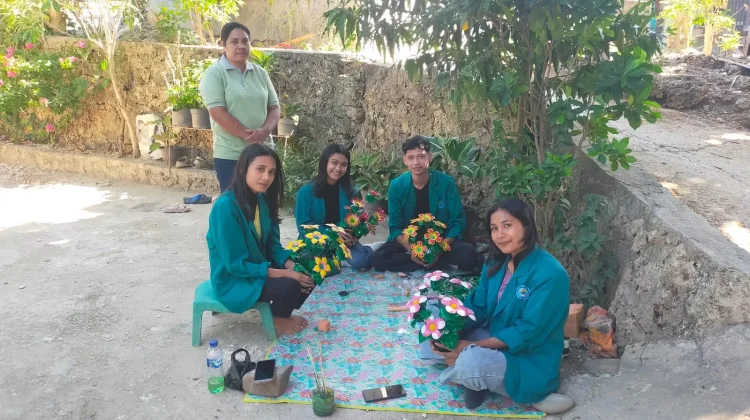 Dari Sampah Plastik,UMKM Bunga Angel Kupang Asah Mahasiswa Unimor Berwirausaha
