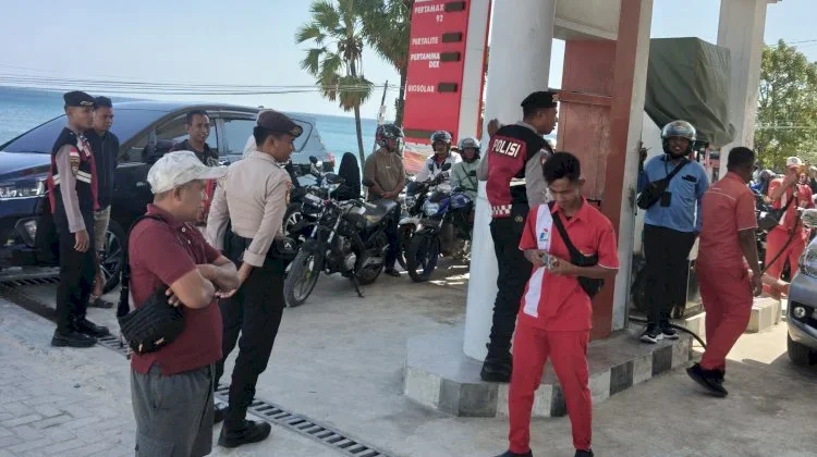 Jaga Ketertiban Antrean BBM, Sat Samapta Polres Rote Ndao Pantau SPBU