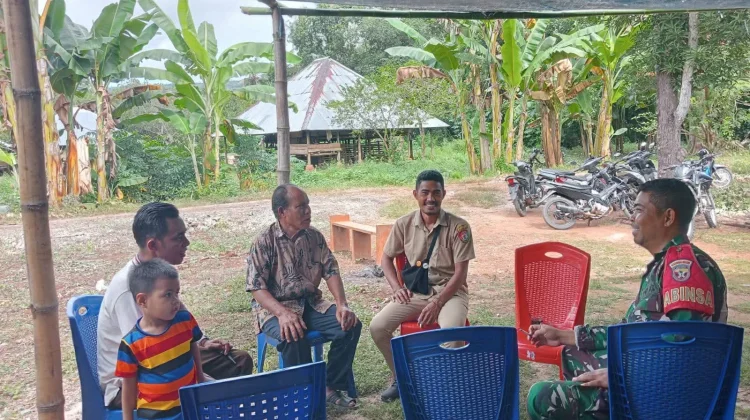 Babinsa Kodim 1629 SBD Pererat Kemanunggalan TNI Bersama Masyarakat