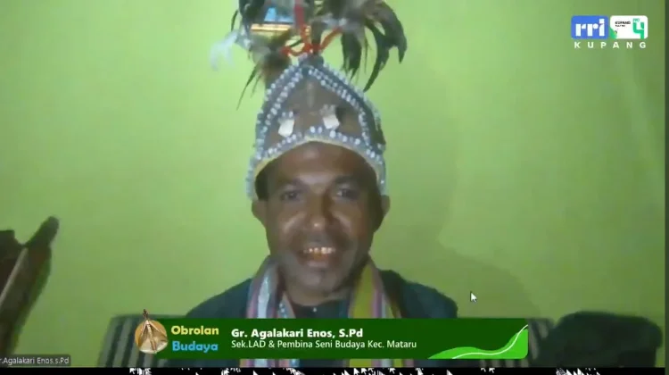 Topi Bulu Ayam Mataru Lambangkan Kepemimpinan Adat