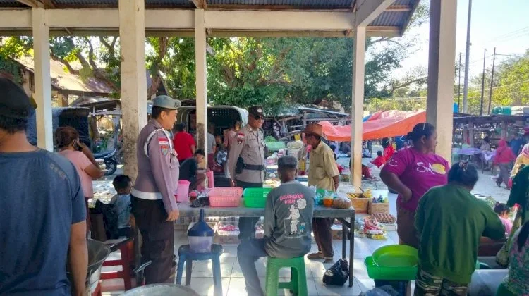 Polsek Rote tengah Perkuat Edukasi Hukum Melalui Patroli Dialogis di Pasar Siomed