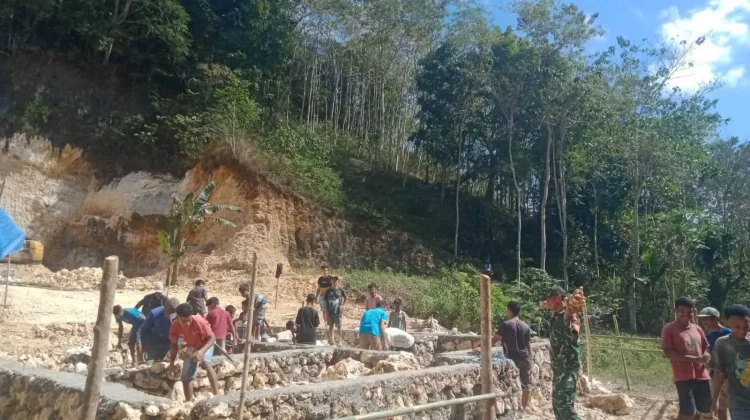 Babinsa Koramil Loli Dorong Kemajuan Pembangunan Warga
