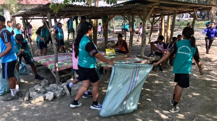 Gerakan Peduli Pendidikan Hadir di Baun, Sampah ditukar Buku Tulis