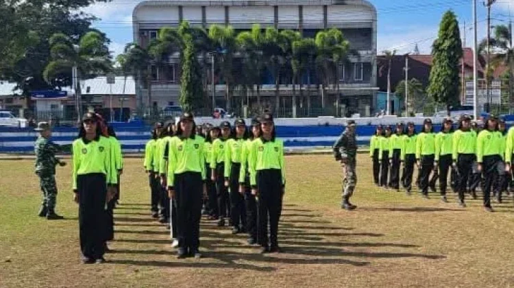 Anggota Kodim 1613 Sumba Barat Latih Disiplin Siswa Paskibra
