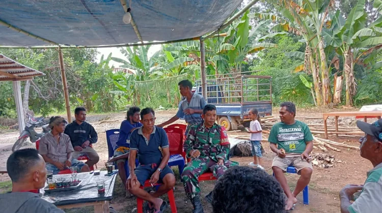 Babinsa Kodim 1629 SBD Pererat Kemanunggalan TNI Bersama Masyarakat