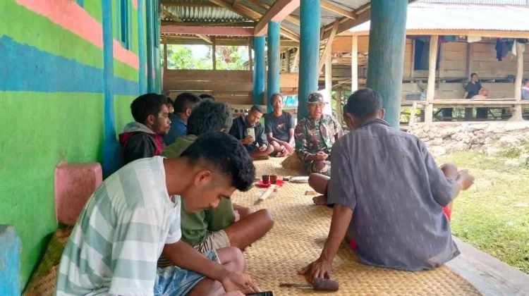 Babinsa Loli Ajak Warga Perkuat Kamtibmas jelang HUT RI