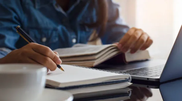 Tips Menulis Novel Pendek dengan Berbagai Alur agar Cerita Tetap Menarik