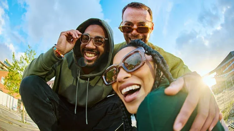 Tren Sunglasses saat Ini: Model Kacamata Hitam yang Sedang Populer dan Cara Memilih