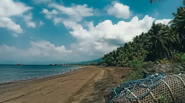 Eksotika Pantai Wairhubing, Surga Tersembunyi Berpasir Hitam di Maumere