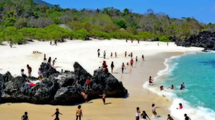 Pantai Ina Burak Tawarkan Panorama Laut Menawan