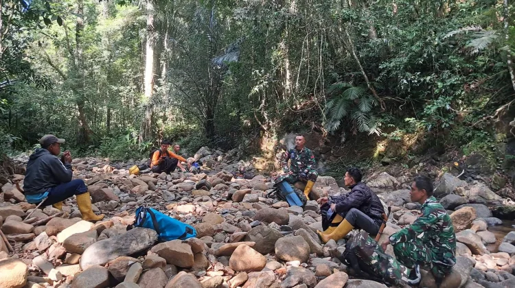 TNI Bersama Polhut Patroli Pengawasan Hutan Tanadaru