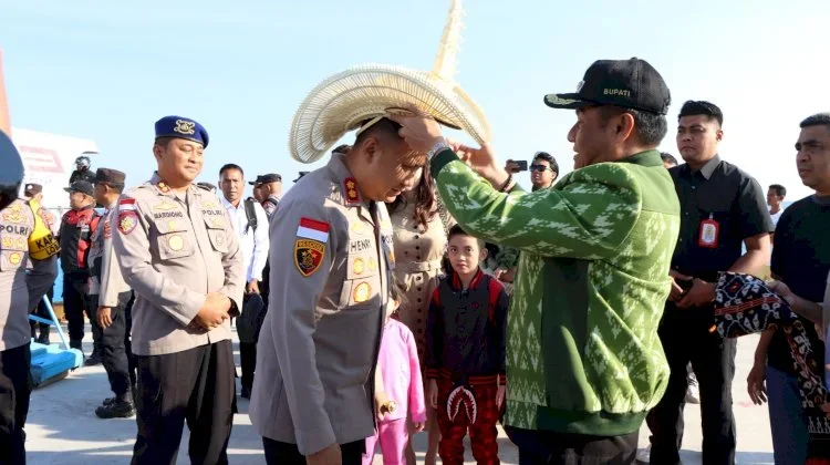 Disambut Tradisi Adat, AKBP Henry Eko Irawan Awali Tugas sebagai Kapolres Rote Ndao