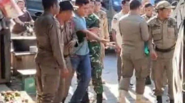 Satpol PP Bantah Perusakan Barang saat Penertiban Waikabubak