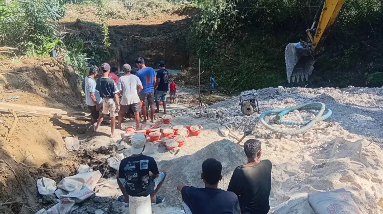 Babinsa Kodim 1629 SBD Pantau Pembangunan Jembatan Wilayah Binaan