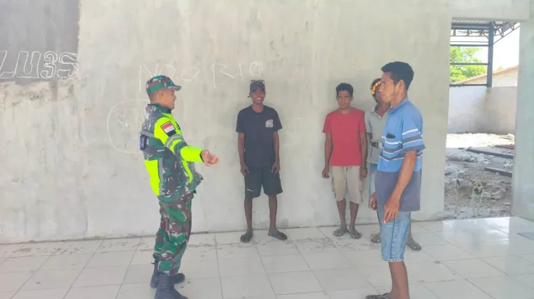 Babinsa Tana Mbanas Perkuat Silaturahmi Wujudkan Stabilitas Kamtibmas Wilayah