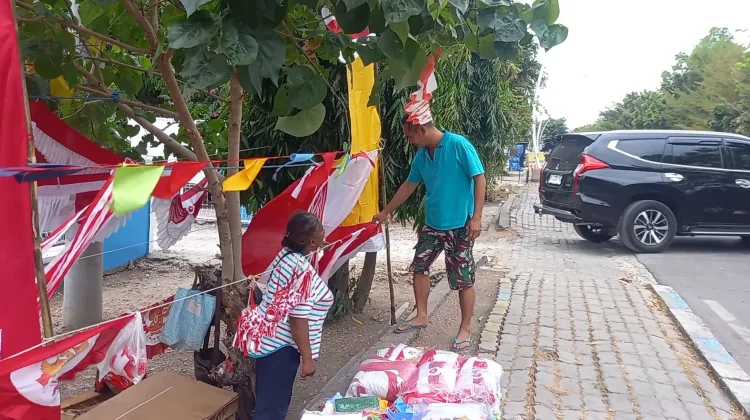 Harapan Kemerdekaan Berkibar dari Lapak Sederhana