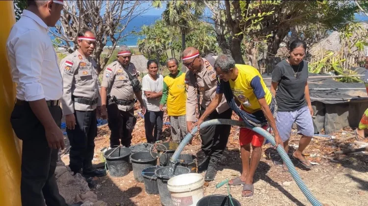 Kapolda NTT Bantu Warga Hadapi Krisis Air Bersih di Sabu Raijua