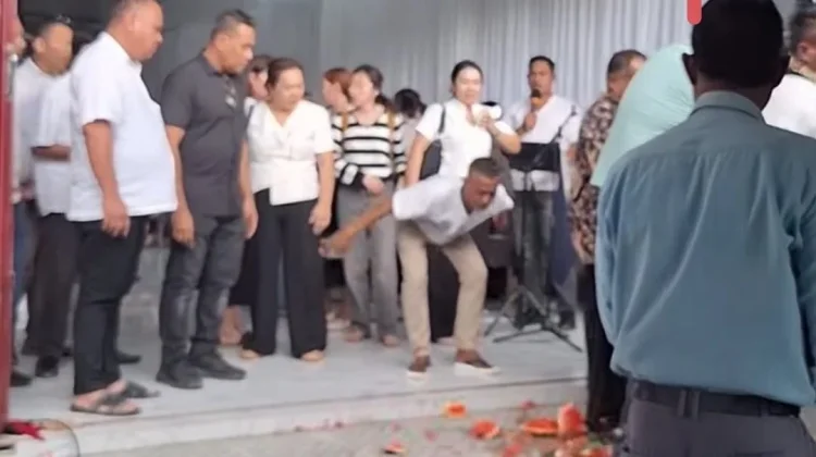 Tradisi Tionghoa Memaknai Pecah Semangka saat Pelepasan Jenazah