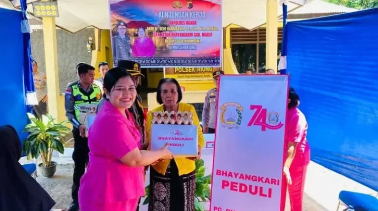 Ketua Bhayangkari Ngada Berbagi Kasih,Pererat Silaturahmi
