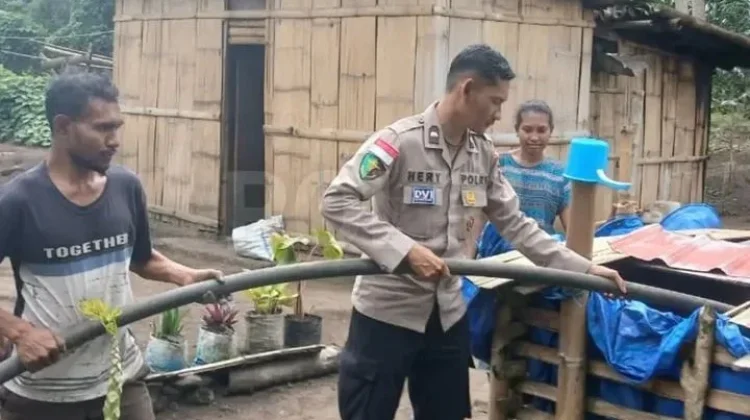 Polres Ngada Salurkan Air Bersih Bantu Warga Terdampak Kemarau
