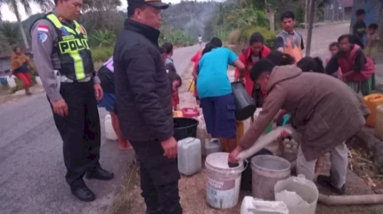 Polres TTS Salurkan Air Bersih untuk Warga Desa Pusu