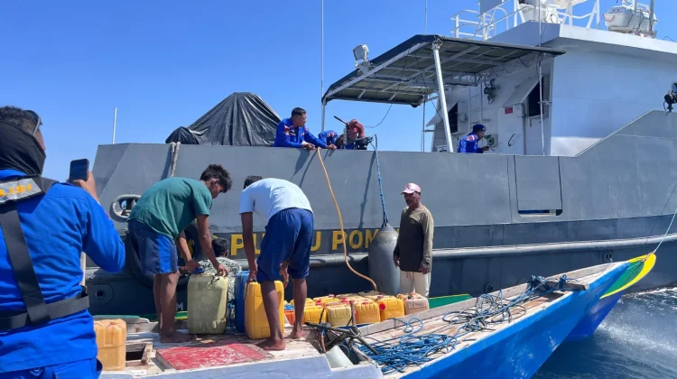 HUT ke-81 RI Polairud Polda NTT Salurkan Air Bersih untuk Warga Pulau Kera