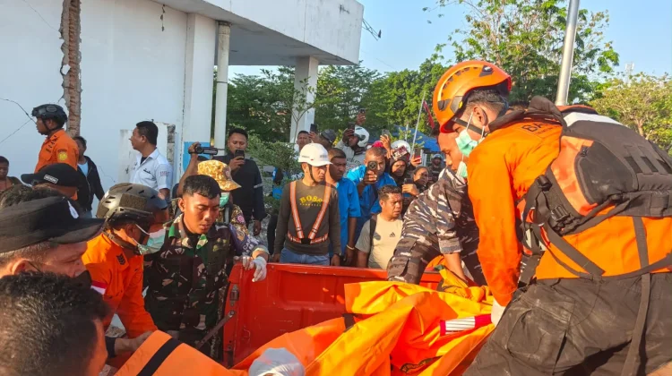 Prajurit TNI Dikerahkan Evakuasi Warga Pascagempa Nagekeo