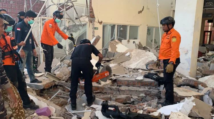 Dampak Gempa M7,7 di Flores, Tim SAR Evakuasi 38 Orang Meninggal Dunia