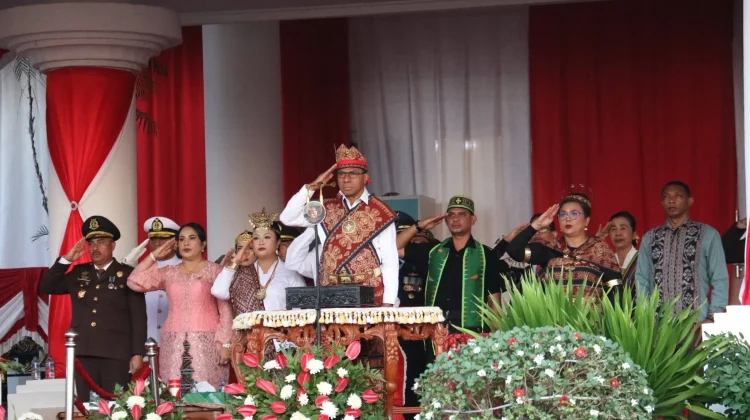 Wagub Johni Pimpin Penurunan Bendera HUT RI NTT