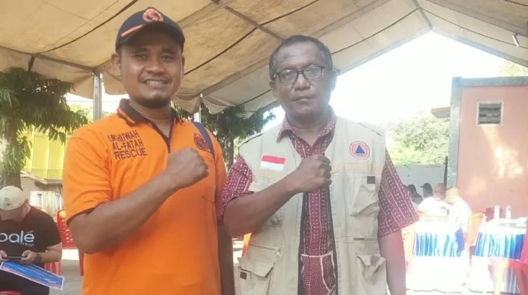 Relawan UAR dan PMI Distribusikan Air ke Pengungsi