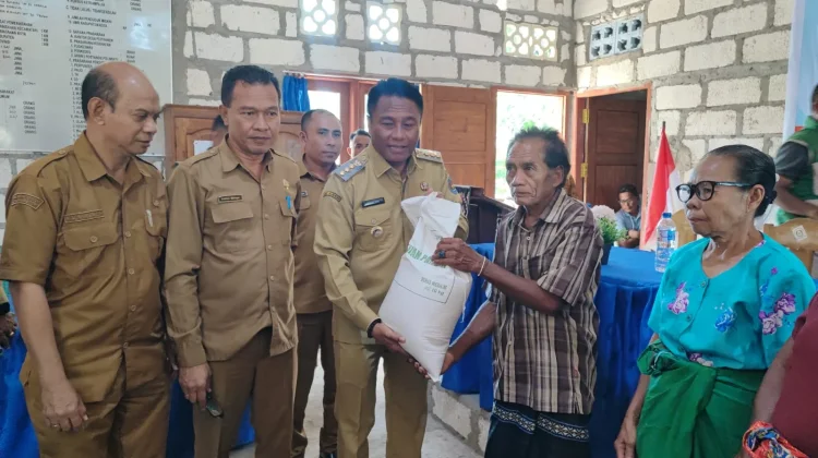 Bupati Rote Ndao Resmi Mulai Penyaluran Bantuan Beras