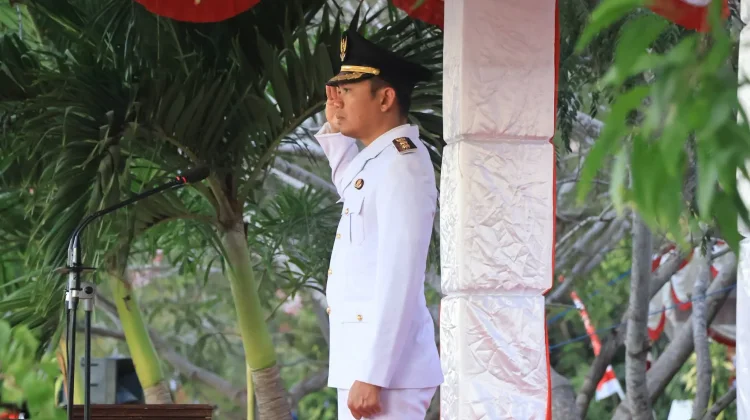 Wakil Bupati Sumba Timur Pimpin Khidmat Penurunan Bendera HUT Kemerdekaan