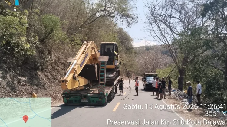 Tanggap Bencana, BPJN NTT Kerahkan Alat Tangani Sejumlah Ruas Jalan di Flores
