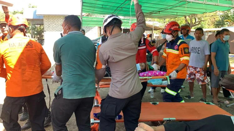 Tim SAR Evakuasi 7 Korban Gempa M 7,7 Manggarai Timur ke Labuan Bajo