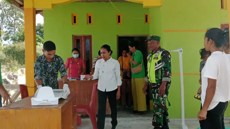 Babinsa Loli Dampingi Posyandu Jaga Kesehatan Warga Desa