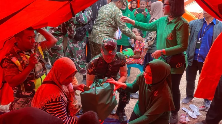 Pangdam IX/Udayana Serahkan Bantuan bagi Korban Gempa di Manggarai