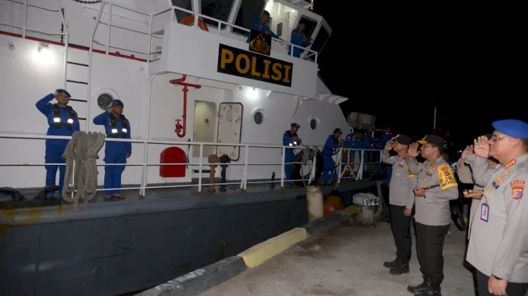 Polri Bantu Korban Gempa Bumi di Pulau Palue Menggunakan KP Kasutri 6002