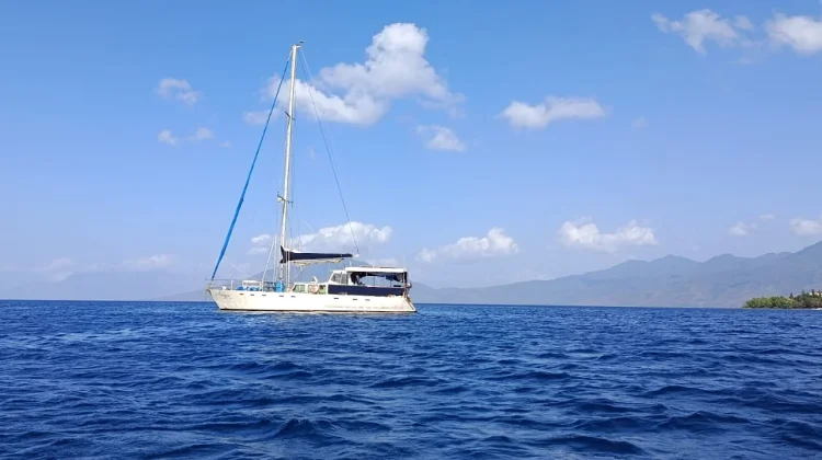 Relawan BERGUNA dan TNI AL Selamatkan Yacht Australia yang Hanyut
